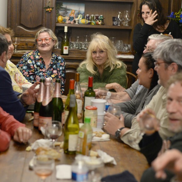 Exclusif - Mylène Demongeot a fêté son 81ème anniversaire en compagnie de Henry-Jean Servat, de la chanteuse Irène Roussel et de ses amis du Refuge de l'Arche, dans sa ferme en Mayenne, à Châtelain. Le 1er octobre 2016.