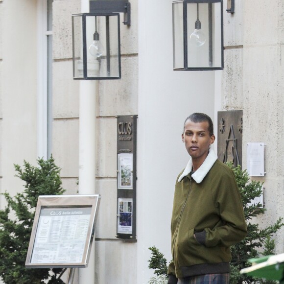 Exclusif - Le chanteur Stromae, les cheveux longs, et sa femme Coralie Barbier quittent leur hôtel pour se rendre au défilé de mode "Louis Vuitton" collection prêt-à-porter printemps-été 2017 lors de la Fashion Week, place Vendôme à Paris, France, le 5 octobre 2016. © Agence/Bestimage