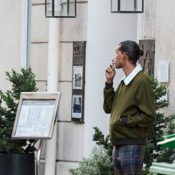 Exclusif - Le chanteur Stromae, les cheveux longs, et sa femme Coralie Barbier quittent leur hôtel pour se rendre au défilé de mode "Louis Vuitton" collection prêt-à-porter printemps-été 2017 lors de la Fashion Week, place Vendôme à Paris, France, le 5 octobre 2016. © Agence/Bestimage