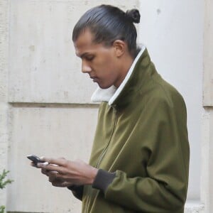 Exclusif - Le chanteur Stromae, les cheveux longs, et sa femme Coralie Barbier quittent leur hôtel pour se rendre au défilé de mode "Louis Vuitton" collection prêt-à-porter printemps-été 2017 lors de la Fashion Week, place Vendôme à Paris, France, le 5 octobre 2016. © Agence/Bestimage