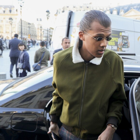 Le chanteur Stromae, les cheveux longs, et sa femme Coralie Barbier quittent leur hôtel pour se rendre au défilé de mode "Louis Vuitton" collection prêt-à-porter printemps-été 2017 lors de la Fashion Week, place Vendôme à Paris, France, le 5 octobre 2016. © Agence/Bestimage