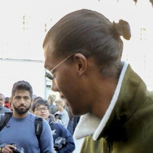 Le chanteur Stromae, les cheveux longs, et sa femme Coralie Barbier quittent leur hôtel pour se rendre au défilé de mode "Louis Vuitton" collection prêt-à-porter printemps-été 2017 lors de la Fashion Week, place Vendôme à Paris, France, le 5 octobre 2016. © Agence/Bestimage