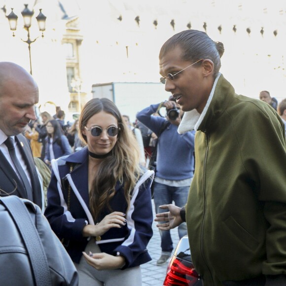 Le chanteur Stromae, les cheveux longs, et sa femme Coralie Barbier quittent leur hôtel pour se rendre au défilé de mode "Louis Vuitton" collection prêt-à-porter printemps-été 2017 lors de la Fashion Week, place Vendôme à Paris, France, le 5 octobre 2016. © Agence/Bestimage