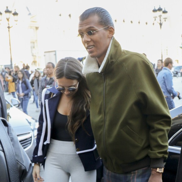 Le chanteur Stromae, les cheveux longs, et sa femme Coralie Barbier quittent leur hôtel pour se rendre au défilé de mode "Louis Vuitton" collection prêt-à-porter printemps-été 2017 lors de la Fashion Week, place Vendôme à Paris, France, le 5 octobre 2016. © Agence/Bestimage