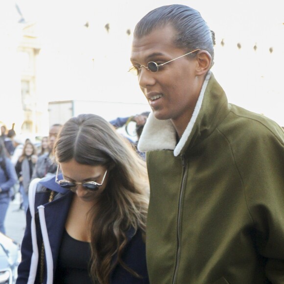 Le chanteur Stromae, les cheveux longs, et sa femme Coralie Barbier quittent leur hôtel pour se rendre au défilé de mode "Louis Vuitton" collection prêt-à-porter printemps-été 2017 lors de la Fashion Week, place Vendôme à Paris, France, le 5 octobre 2016. © Agence/Bestimage