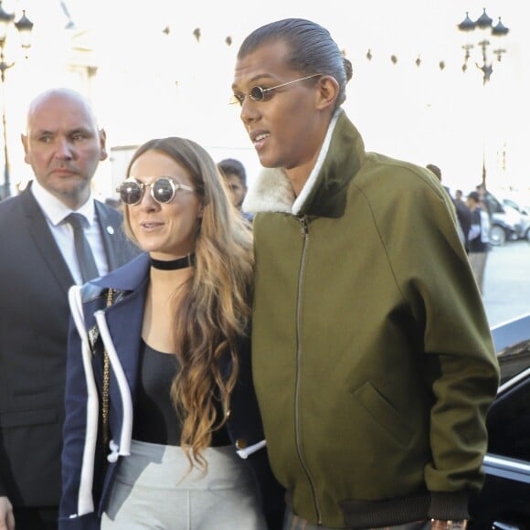 Le chanteur Stromae, les cheveux longs, et sa femme Coralie Barbier quittent leur hôtel pour se rendre au défilé de mode "Louis Vuitton" collection prêt-à-porter printemps-été 2017 lors de la Fashion Week, place Vendôme à Paris, France, le 5 octobre 2016. © Agence/Bestimage