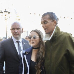 Le chanteur Stromae, les cheveux longs, et sa femme Coralie Barbier quittent leur hôtel pour se rendre au défilé de mode "Louis Vuitton" collection prêt-à-porter printemps-été 2017 lors de la Fashion Week, place Vendôme à Paris, France, le 5 octobre 2016. © Agence/Bestimage