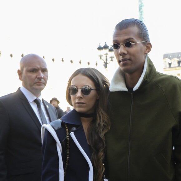 Le chanteur Stromae, les cheveux longs, et sa femme Coralie Barbier quittent leur hôtel pour se rendre au défilé de mode "Louis Vuitton" collection prêt-à-porter printemps-été 2017 lors de la Fashion Week, place Vendôme à Paris, France, le 5 octobre 2016. © Agence/Bestimage