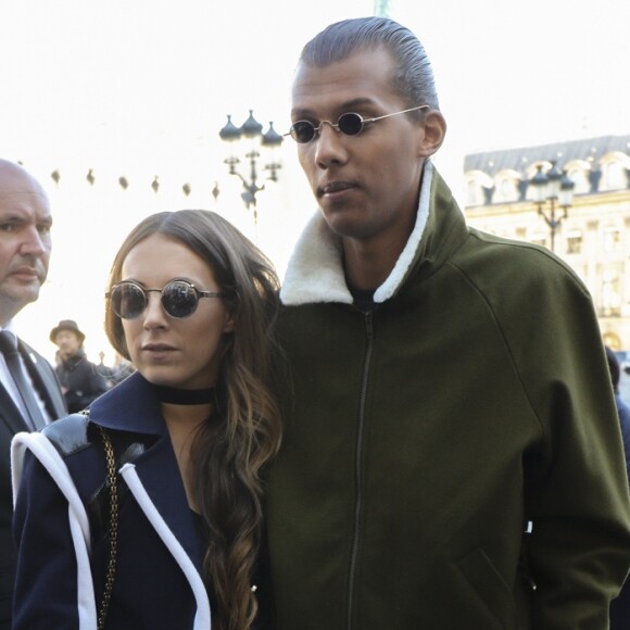 Le chanteur Stromae, les cheveux longs, et sa femme Coralie Barbier quittent leur hôtel pour se rendre au défilé de mode "Louis Vuitton" collection prêt-à-porter printemps-été 2017 lors de la Fashion Week, place Vendôme à Paris, France, le 5 octobre 2016. © Agence/Bestimage