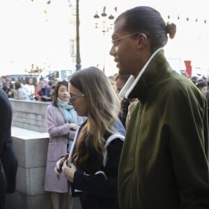 Le chanteur Stromae, les cheveux longs, et sa femme Coralie Barbier quittent leur hôtel pour se rendre au défilé de mode "Louis Vuitton" collection prêt-à-porter printemps-été 2017 lors de la Fashion Week, place Vendôme à Paris, France, le 5 octobre 2016. © Agence/Bestimage