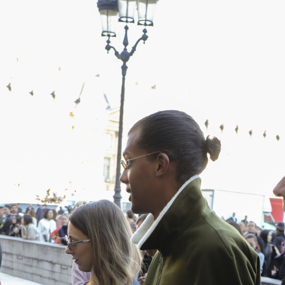 Le chanteur Stromae, les cheveux longs, et sa femme Coralie Barbier quittent leur hôtel pour se rendre au défilé de mode "Louis Vuitton" collection prêt-à-porter printemps-été 2017 lors de la Fashion Week, place Vendôme à Paris, France, le 5 octobre 2016. © Agence/Bestimage