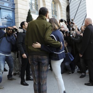 Le chanteur Stromae, les cheveux longs, et sa femme Coralie Barbier quittent leur hôtel pour se rendre au défilé de mode "Louis Vuitton" collection prêt-à-porter printemps-été 2017 lors de la Fashion Week, place Vendôme à Paris, France, le 5 octobre 2016. © Agence/Bestimage