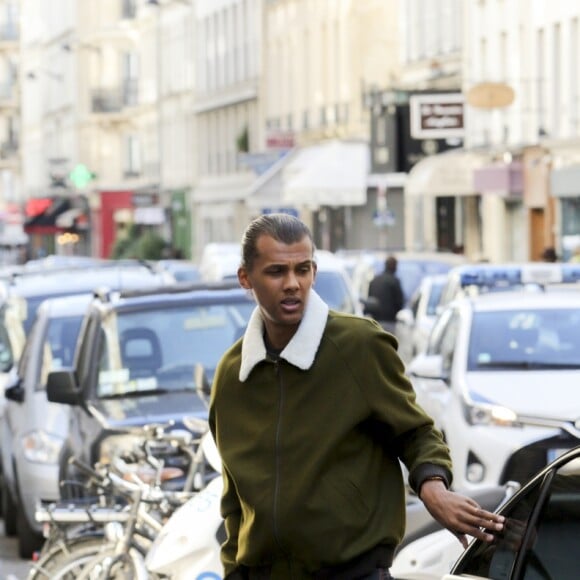 Exclusif - Le chanteur Stromae, les cheveux longs, et sa femme Coralie Barbier quittent leur hôtel pour se rendre au défilé de mode "Louis Vuitton" collection prêt-à-porter printemps-été 2017 lors de la Fashion Week, place Vendôme à Paris, France, le 5 octobre 2016. © Agence/Bestimage