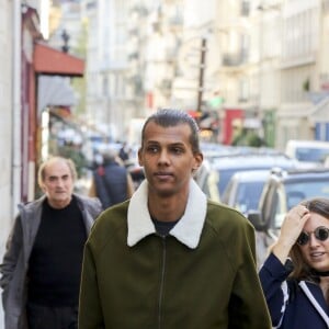 Exclusif - Le chanteur Stromae, les cheveux longs, et sa femme Coralie Barbier quittent leur hôtel pour se rendre au défilé de mode "Louis Vuitton" collection prêt-à-porter printemps-été 2017 lors de la Fashion Week, place Vendôme à Paris, France, le 5 octobre 2016. © Agence/Bestimage