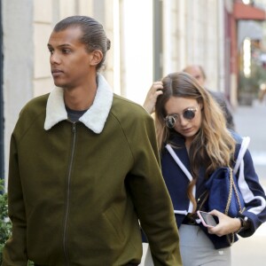 Exclusif - Le chanteur Stromae, les cheveux longs, et sa femme Coralie Barbier quittent leur hôtel pour se rendre au défilé de mode "Louis Vuitton" collection prêt-à-porter printemps-été 2017 lors de la Fashion Week, place Vendôme à Paris, France, le 5 octobre 2016. © Agence/Bestimage