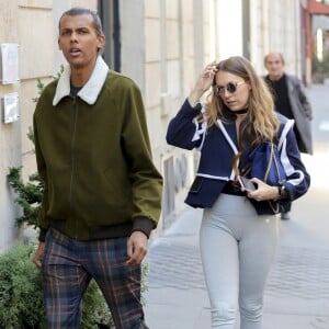 Exclusif - Le chanteur Stromae, les cheveux longs, et sa femme Coralie Barbier quittent leur hôtel pour se rendre au défilé de mode "Louis Vuitton" collection prêt-à-porter printemps-été 2017 lors de la Fashion Week, place Vendôme à Paris, France, le 5 octobre 2016. © Agence/Bestimage