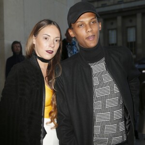 Le chanteur Stromae et sa femme Coralie Barbier - Défilé de mode "Kenzo" collection prêt-à-porter printemps-été 2017 lors de la Fashion Week de Paris à la Cité de l'architecture et du patrimoine au Trocadéro à Paris, France, le 4 octobre 2016. © Christophe Aubert via Bestimage