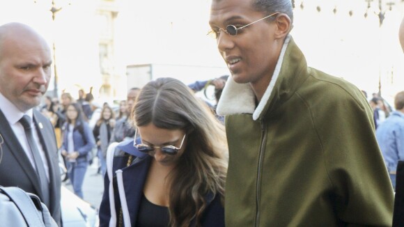 Le chanteur Stromae, les cheveux longs, et sa femme Coralie Barbier quittent leur hôtel pour se rendre au défilé de mode "Louis Vuitton" collection prêt-à-porter printemps-été 2017 lors de la Fashion Week, place Vendôme à Paris, France, le 5 octobre 2016.