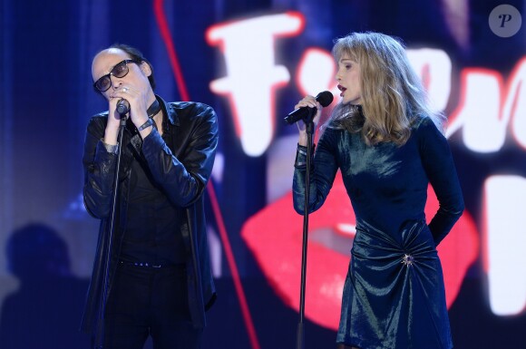 Nicolas Ker (du groupe Poni Hoax) et Arielle Dombasle - Enregistrement de l'émission "Vivement Dimanche", diffusée le 10 janvier 2016, au studio Gabriel à Paris. © Guirec Coadic/Bestimage