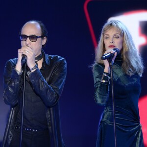 Nicolas Ker (du groupe Poni Hoax) et Arielle Dombasle - Enregistrement de l'émission "Vivement Dimanche", diffusée le 10 janvier 2016, au studio Gabriel à Paris. © Guirec Coadic/Bestimage