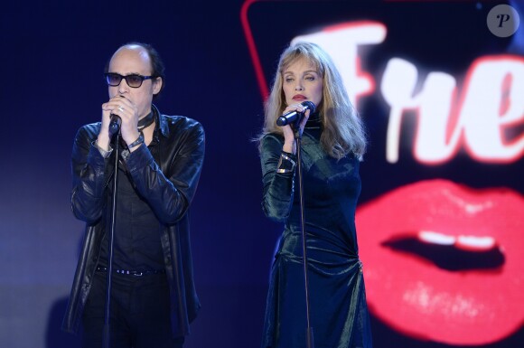Nicolas Ker (du groupe Poni Hoax) et Arielle Dombasle - Enregistrement de l'émission "Vivement Dimanche", diffusée le 10 janvier 2016, au studio Gabriel à Paris. © Guirec Coadic/Bestimage