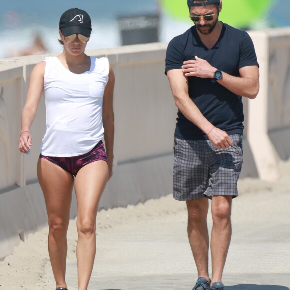 Exclusif - Eva Longoria et son mari Jose Baston se promènent le long de la plage à Malibu. Le 28 août 2016 © CPA / Bestimage