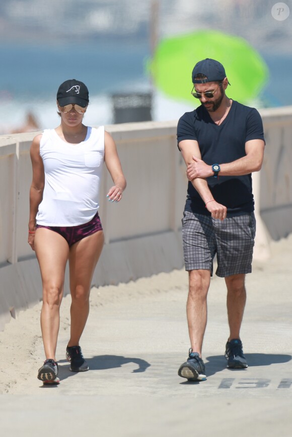 Exclusif - Eva Longoria et son mari Jose Baston se promènent le long de la plage à Malibu. Le 28 août 2016 © CPA / Bestimage