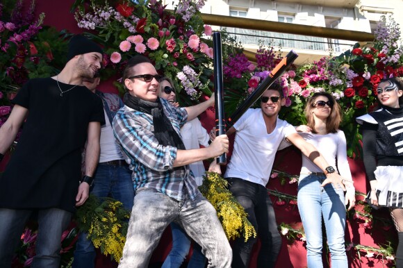 Guillaume Foucault, Jean-Marc Généreux, Tonya Kinzinger, Rayane Bensetti et sa compagne Denitsa Ikonomova - Première bataille de fleurs sur la Promenade des Anglais lors du 131ème carnaval de Nice "Roi de la Musique", avec une partie des membres de "Danse avec les stars", le 18 février 2015.