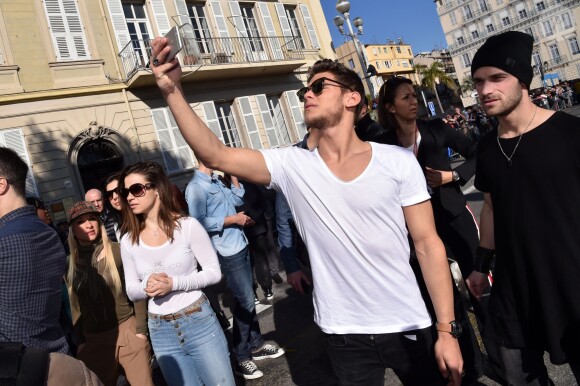 Rayane Bensetti et sa compagne Denitsa Ikonomova, Guillaume Foucault - Première bataille de fleurs sur la Promenade des Anglais lors du 131ème carnaval de Nice "Roi de la Musique", avec une partie des membres de "Danse avec les stars", le 18 février 2015.