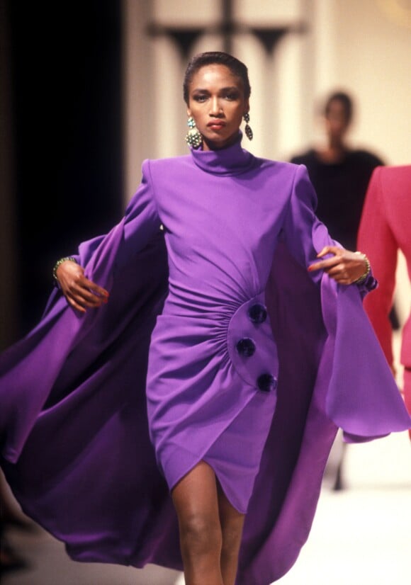 Katoucha Niane défile pour Valentino. Collection automne-hiver 1989.