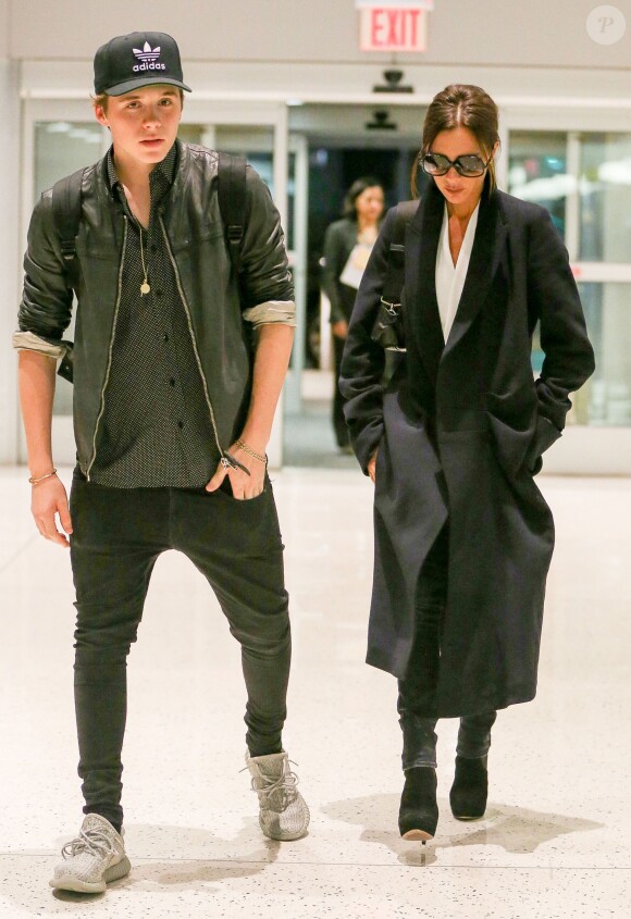 Victoria Beckham et son fils Brooklyn arrivent à l'aéroport de JFK à New York pour prendre l'avion, le 10 novembre 2015.
