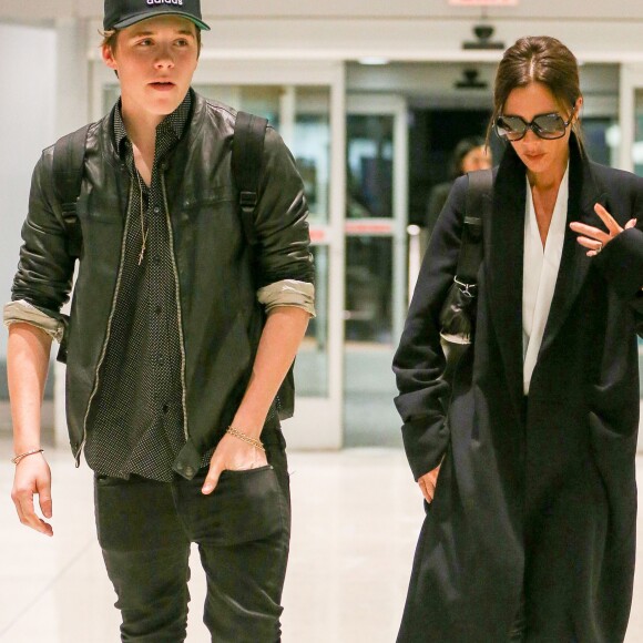 Victoria Beckham et son fils Brooklyn arrivent à l'aéroport de JFK à New York pour prendre l'avion, le 10 novembre 2015.