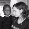 Victoria Beckham en mission humanitaire au Kenya avec son fils Brooklyn le 6 octobre 2016.