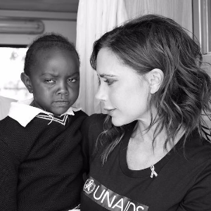 Victoria Beckham en mission humanitaire au Kenya avec son fils Brooklyn le 6 octobre 2016.