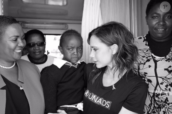 Victoria Beckham en mission humanitaire au Kenya avec son fils Brooklyn le 6 octobre 2016.