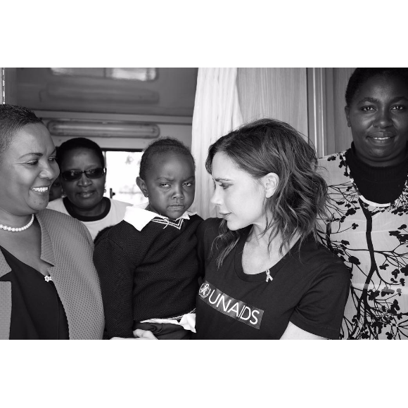 Victoria Beckham en mission humanitaire au Kenya avec son fils Brooklyn le 6 octobre 2016.
