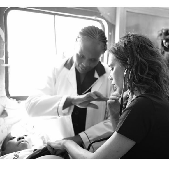 Victoria Beckham en mission humanitaire au Kenya avec son fils Brooklyn le 6 octobre 2016.
