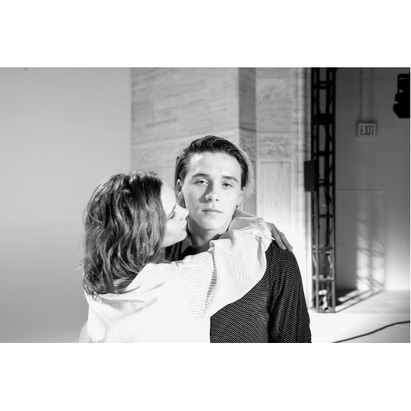 Victoria Beckham partage un moment de complicité avec son fils Brooklyn.
