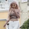 Kylie Jenner, accompagnée de Tyga et de son fils King Cairo, dans les rues de Calabasas. En retournant à sa voiture, la starlette s'est arrêtée pour prendre la pose avec des fans. Los Angeles le 6 octobre 2016