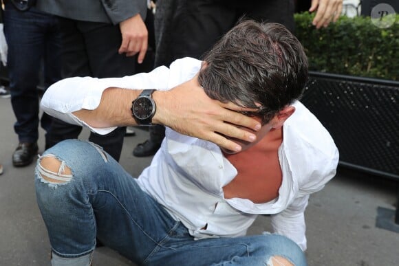 Un homme, Vitalii Sediuk, essaie d'embrasser les fesses de Kim Kardashian devant le restaurant l'Avenue à Paris le 28 septembre 2016. Avant d'atteindre son but, il est mis à terre et maîtrisé par le service d'ordre.