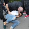 Un homme, Vitalii Sediuk, essaie d'embrasser les fesses de Kim Kardashian devant le restaurant l'Avenue à Paris le 28 septembre 2016.