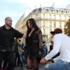 Un homme, Vitalii Sediuk, essaie d'embrasser les fesses de Kim Kardashian devant le restaurant l'Avenue à Paris le 28 septembre 2016. Avant d'atteindre son but, il est mis à terre et maîtrisé par le service d'ordre.