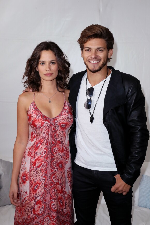 Lucie Lucas et Rayane Bensetti - Photocall du téléfilm "Coup de foudre à Jaïpur" lors du 18ème Festival de la Fiction TV de La Rochelle. Le 16 septembre 2016 © Patrick Bernard / Bestimage