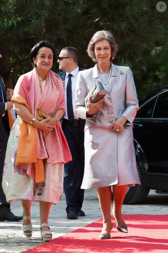 Sa majesté la reine Sofia arrive au déjeuner le lendemain du mariage du prince Leka II d'Albanie et d'Elia Zaharia au palais royal à Tirana le 9 octobre 2016