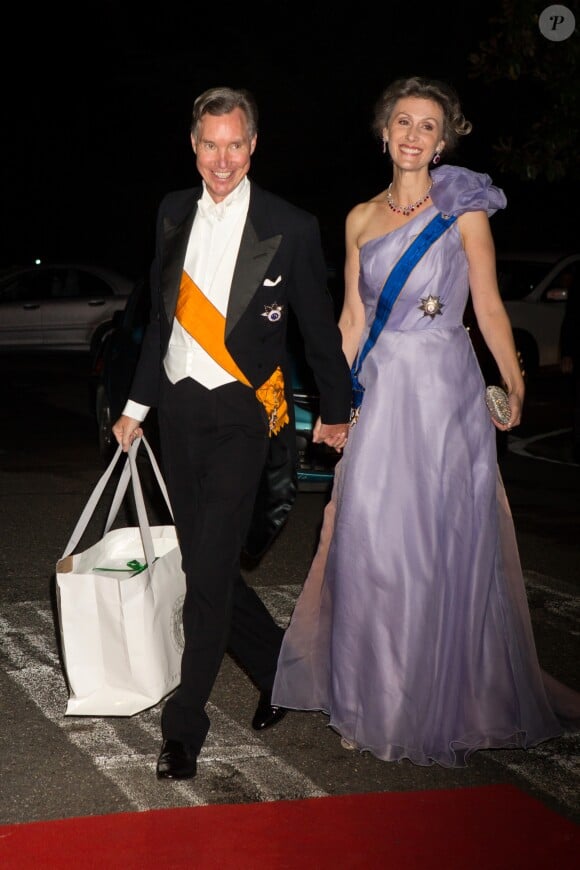 Le prince Guillaume de Luxembourg et la princesse Sybilla Weiller arrivent au dîner du mariage du prince Leka II d'Albanie et d'Elia Zaharia au palais royal à Tirana, le 8 octobre 2016