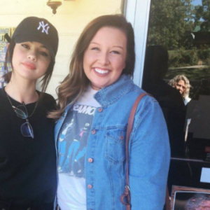 Selena Gomez pose avec ses fans le 8 octobre 2016 à Alcao.