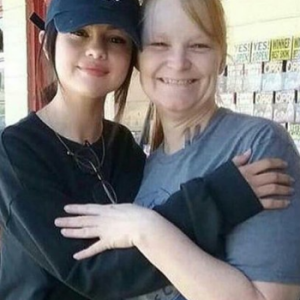 Selena Gomez pose avec ses fans le 8 octobre 2016 à Alcao.