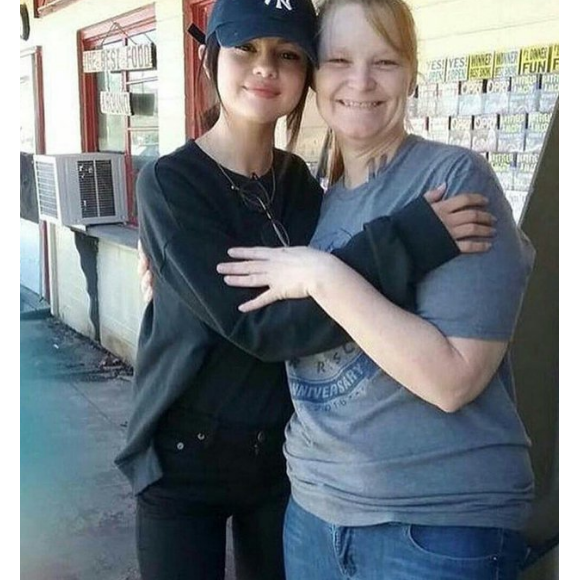 Selena Gomez pose avec ses fans le 8 octobre 2016 à Alcao.