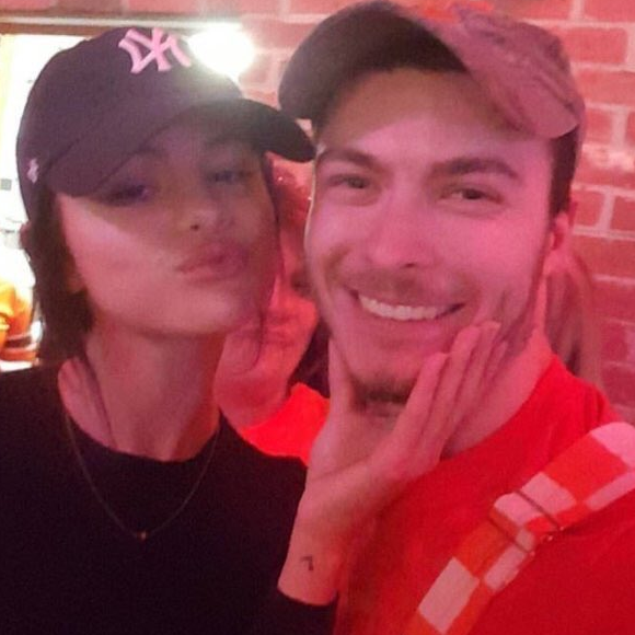 Selena Gomez pose avec ses fans le 8 octobre 2016 à Alcao.