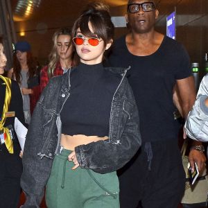 Selena Gomez arrive à l'aéroport de Tokyo, le 1er août 2016.
